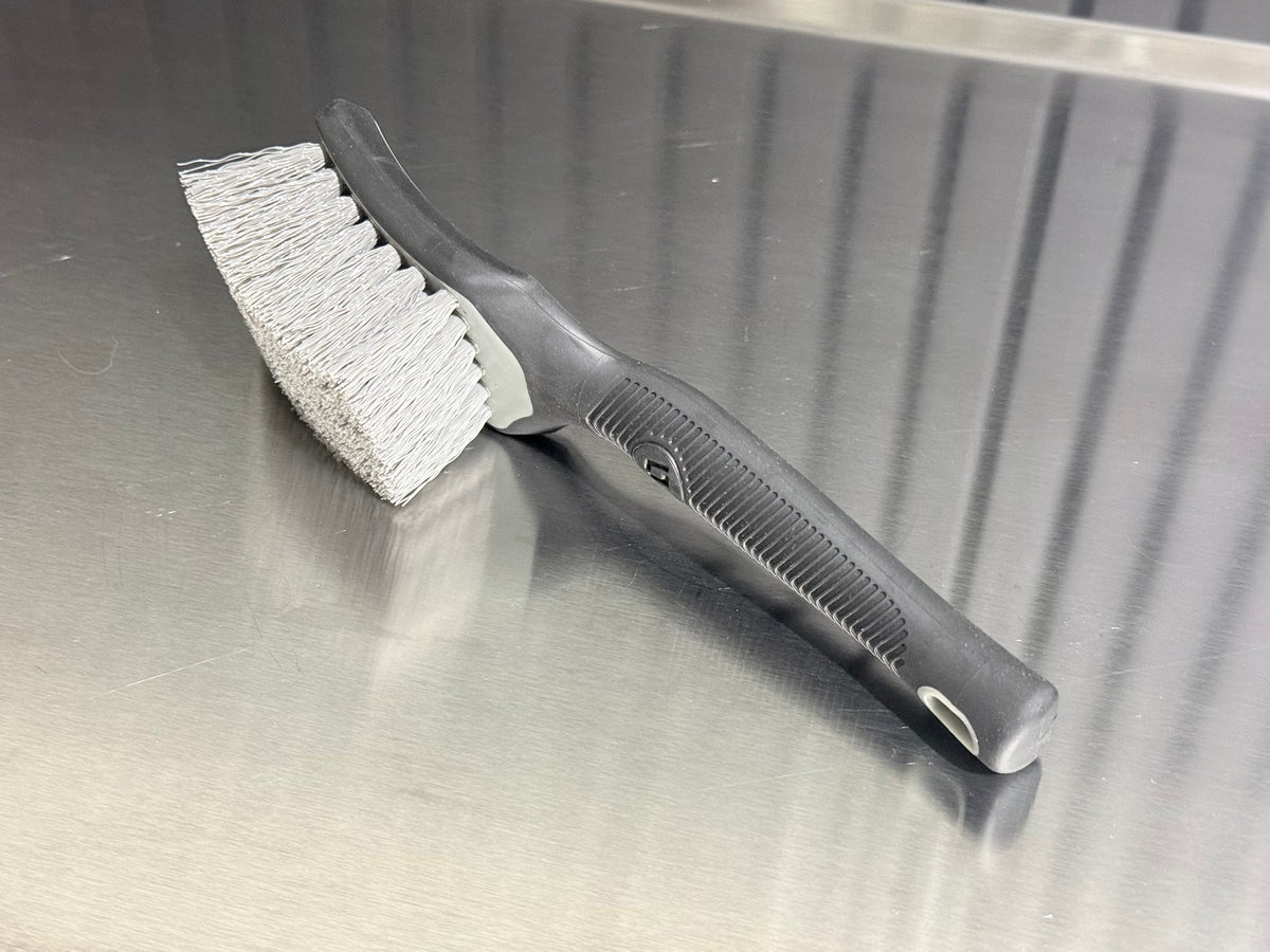 Tyre brush bandenborstel in gebruik – WaxO'lux