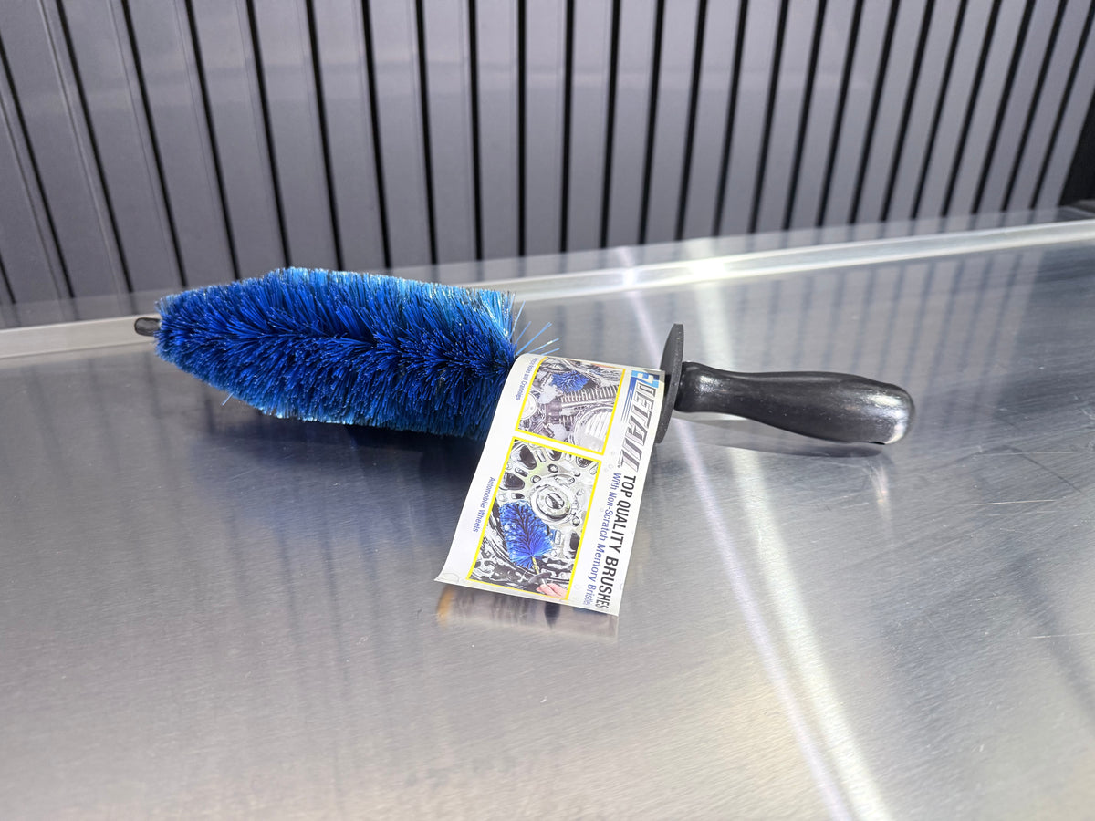 EZ Detail Brush Little velgenborstel in gebruik – WaxO'lux