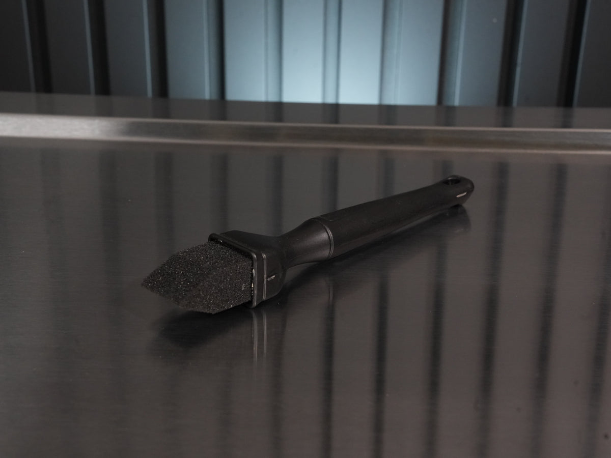 Detail Factory Foam Applicator Brush large black in gebruik – WaxO'lux