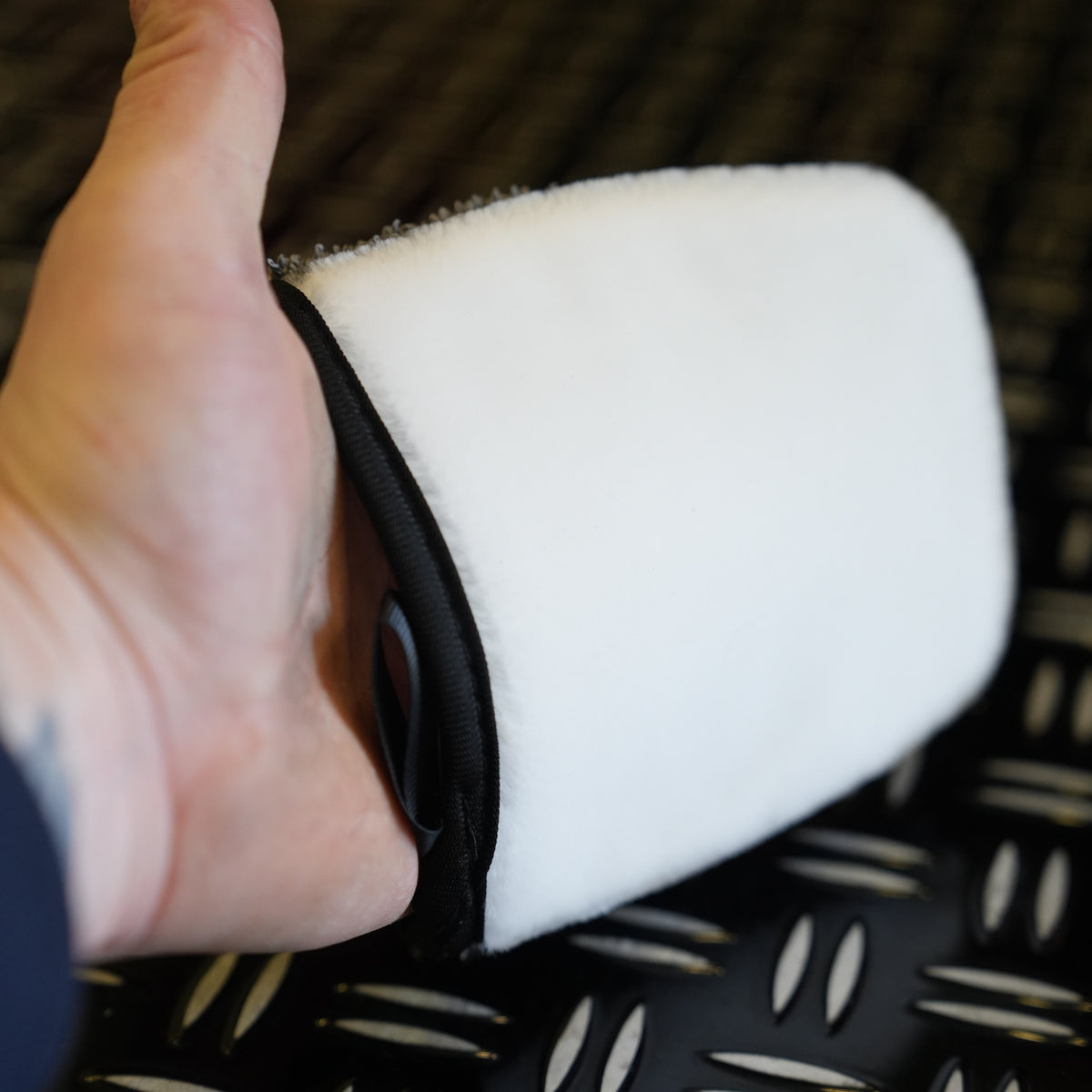 Interior Scrub Mitt schrobhandschoen in gebruik – WaxO'lux